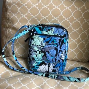 Like new Vera Bradley crossbody Hipster
